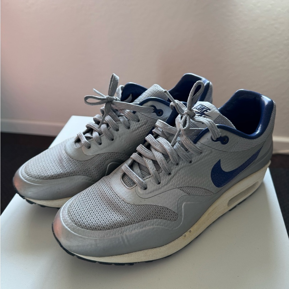 Nike Air Max 1 men’s 8 Silver and Navy Blue Athletic Shoes
